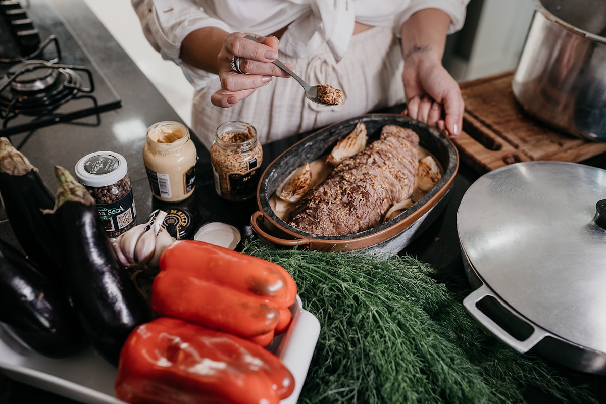 Nasi merah dengan lauk pauk seimbang